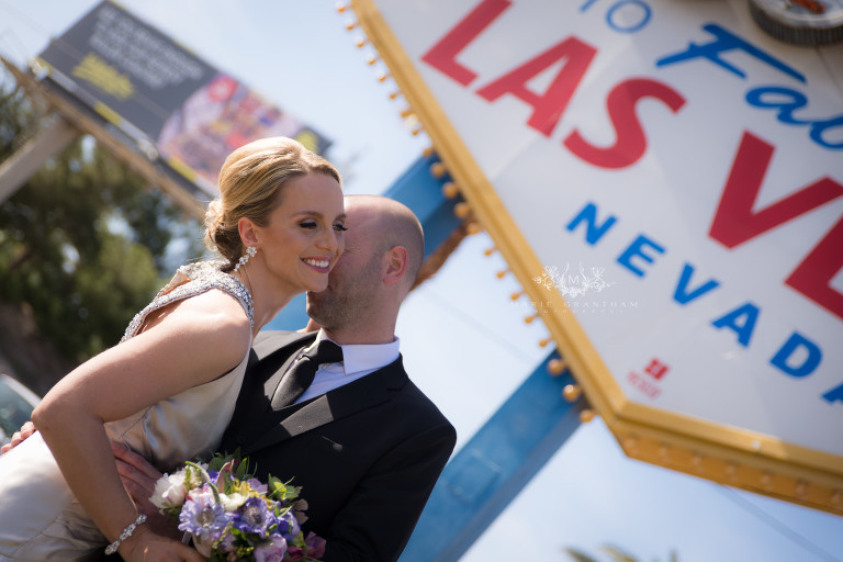 welcome to las vegas sign wedding photos by marie grantham photography