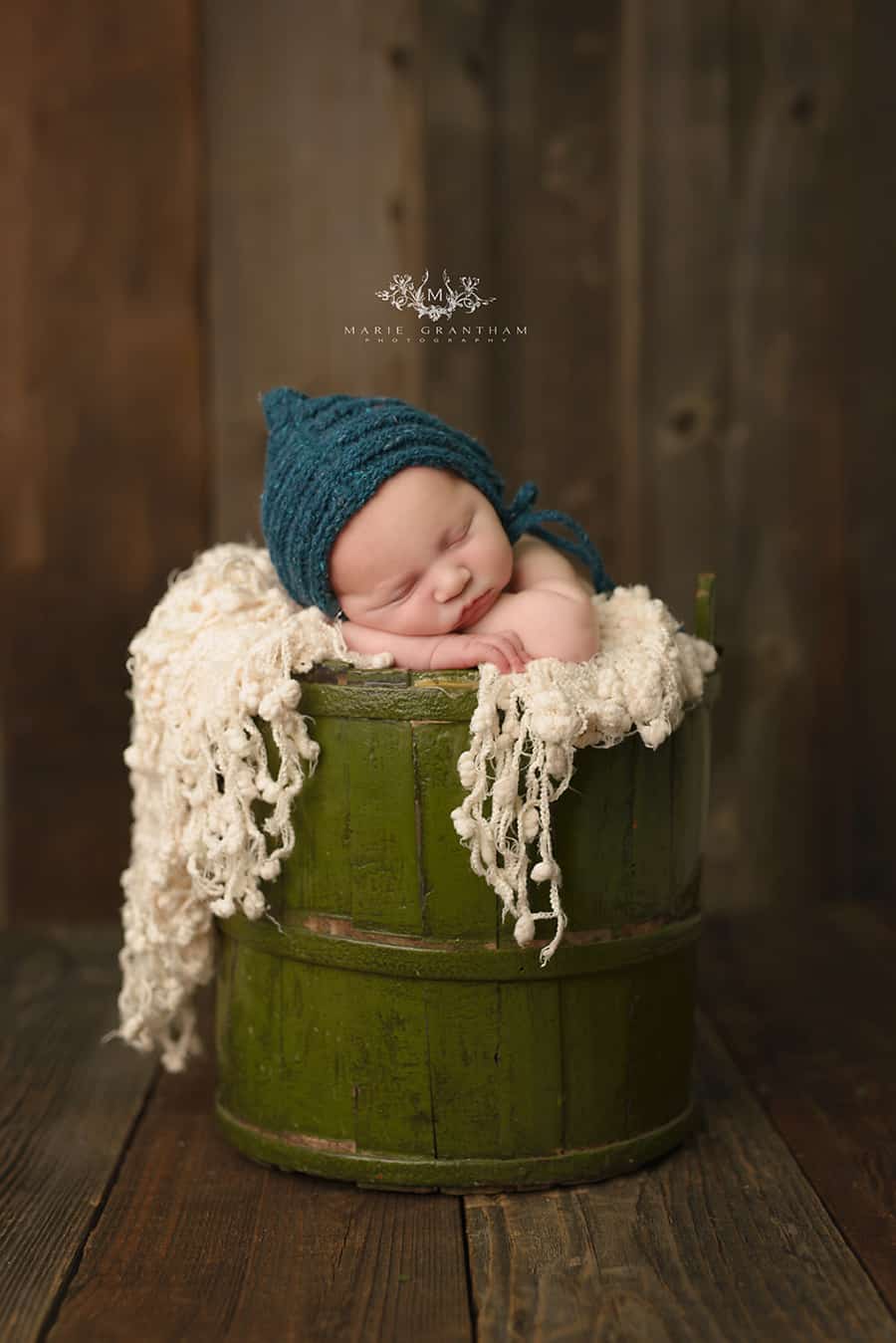 Best new born. Newborn фотограф. Ньюборн в деревенском стиле. Ведро для Нью Борн дерево. Best Newborn.