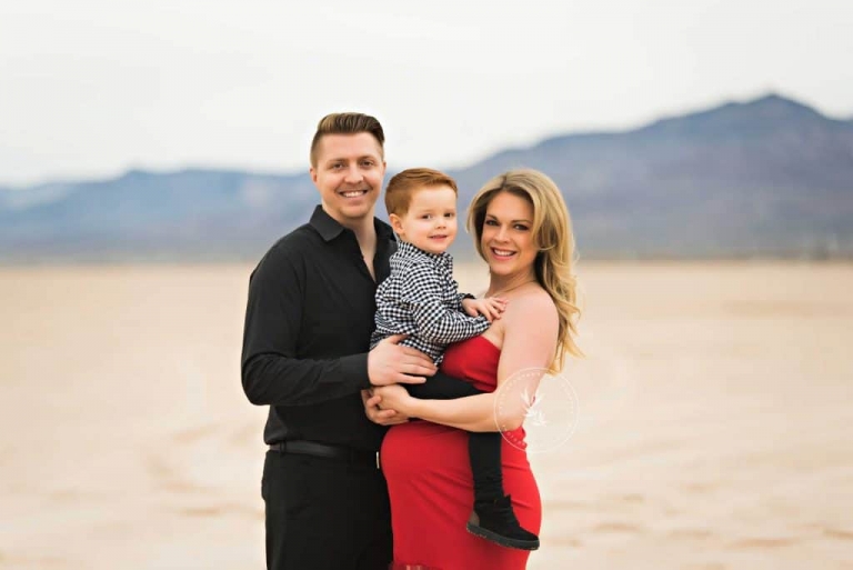 maternity photographer Las Vegas dry lake bed family photos